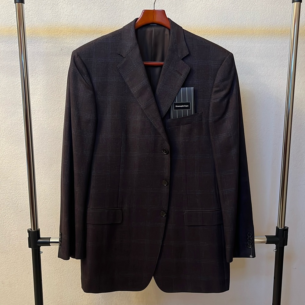 An Ermenegildo Zegna Sports Jacket. Made in Italy. Size 46 R